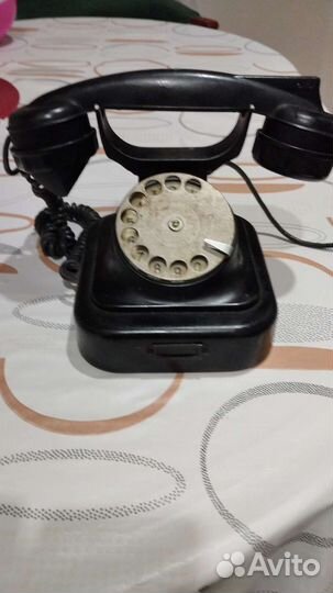 Старый телефонный аппарат дисковый