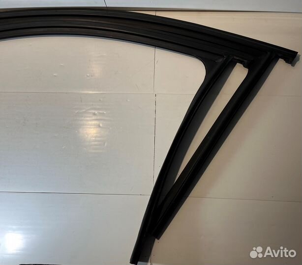 Уплотнитель стекла двери передний левый BMW E90