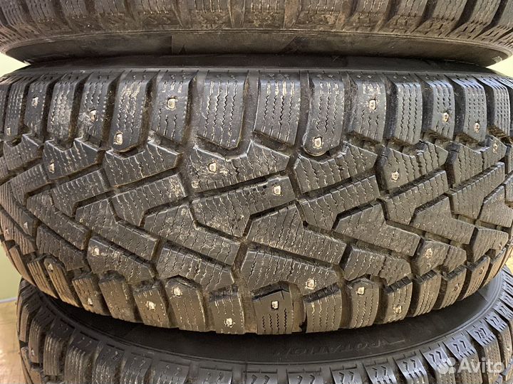 Pirelli Ice Zero 215/65 R16