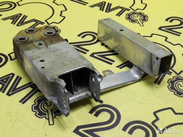 Кронштейн усилителя бампера передний левый Bmw