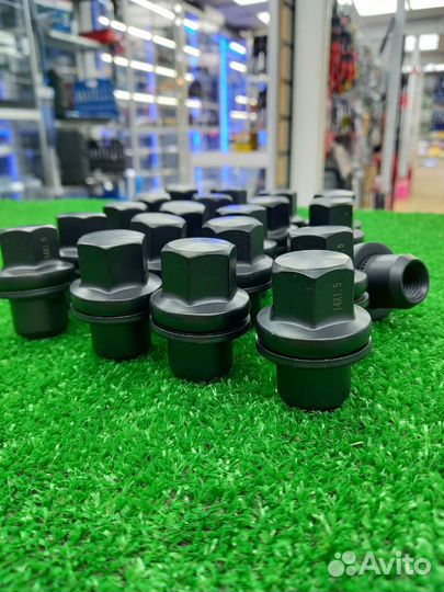 Комплект черных гаек на Range Rover Sport