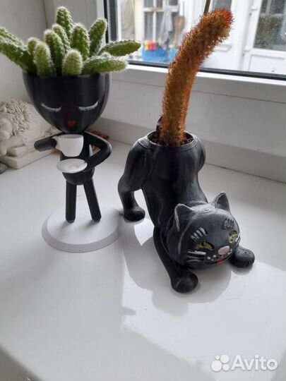 Горшок для кактусов, кошка и фигурка