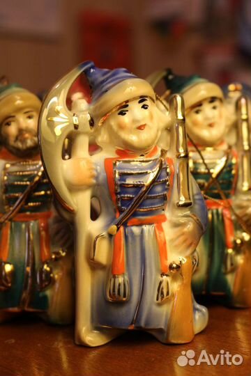 Сувенирные игрушки Солдатики и фарфоровые Богатыри