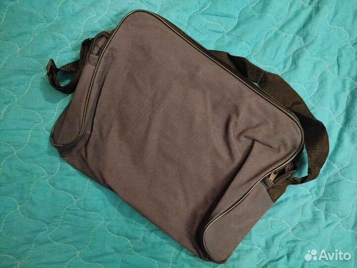 Простая синяя сумка