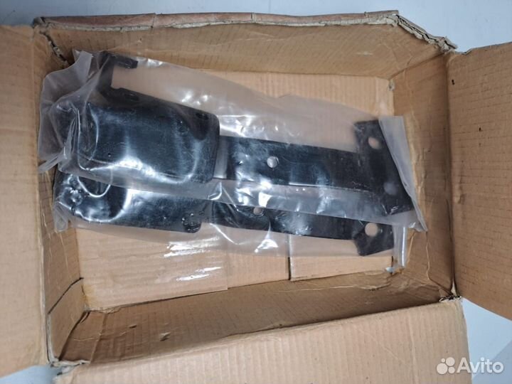 Кронштейн капота, левый scania