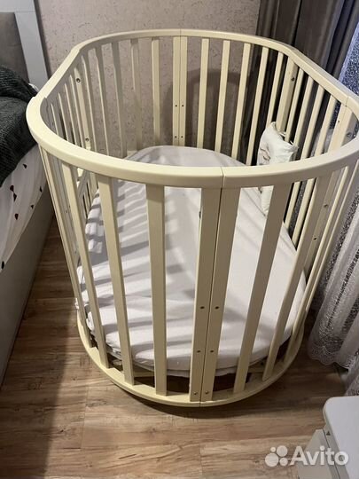 Детская кроватка с маятником