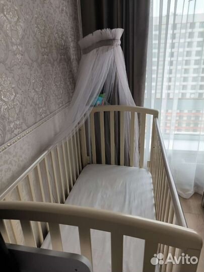 Детская кроватка с маятником