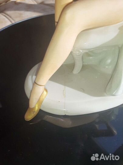 Дама в купальнике фарфоровая