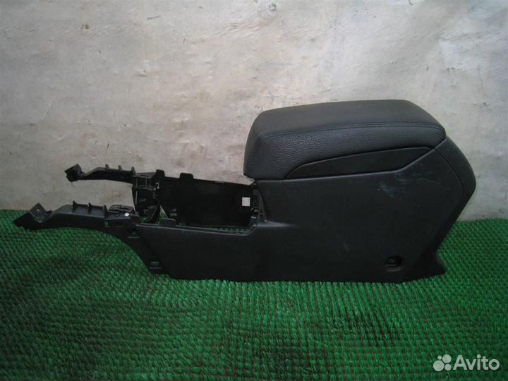 Консоль центральная с подлокотником Subaru Legacy