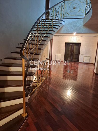 Дом 604 м² на участке 20 сот.