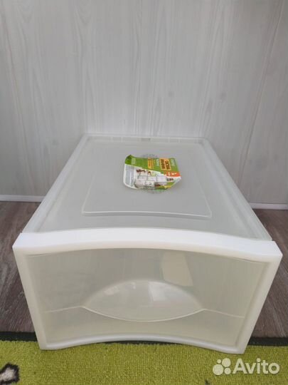 Пластиковые ящики для хранения вещей