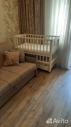 Детская кроватка с маятником и ящиком