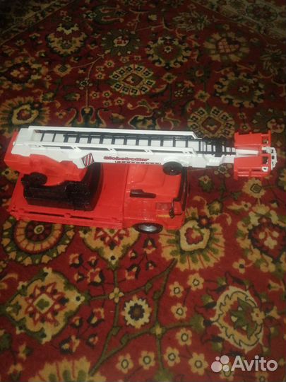 Пожарная машина с лестницей