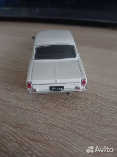 Модель автомобиля 1:43