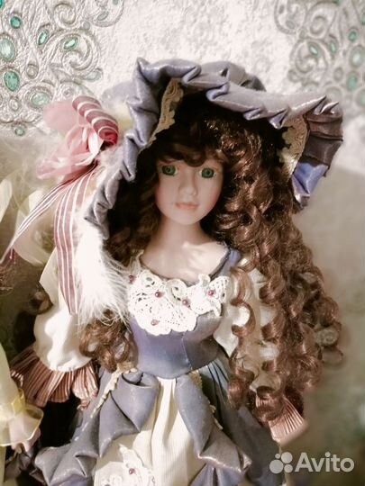 Кукла фарфоровая