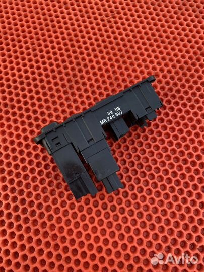 Блок управления зеркалами Mitsubishi Carisma