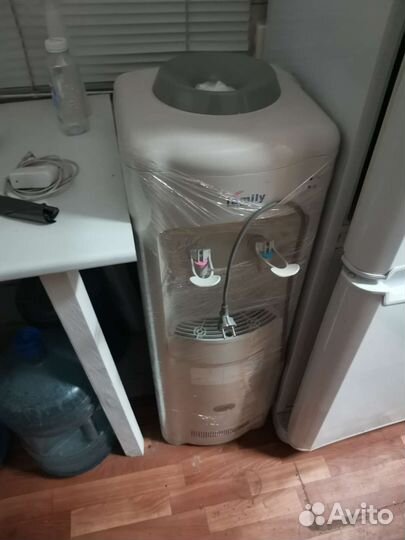 Кулер для воды напольный