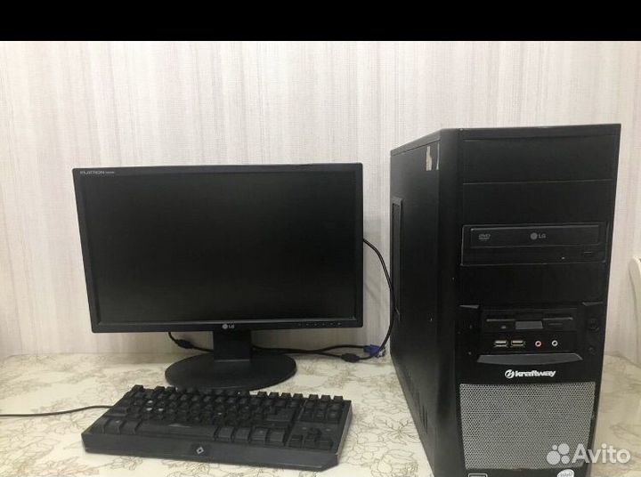Игровой компьютер с монитором и клавиатурой