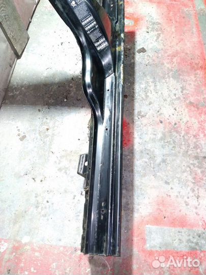 Центральная стойка левая Volvo V70 B5254T 1999