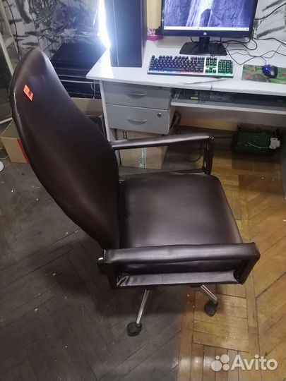 Офисное кресло руководителя