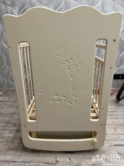 Детская кроватка с маятником и ящиком