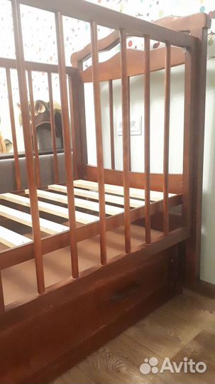 Детская кроватка с ящиком и поперечным маятником