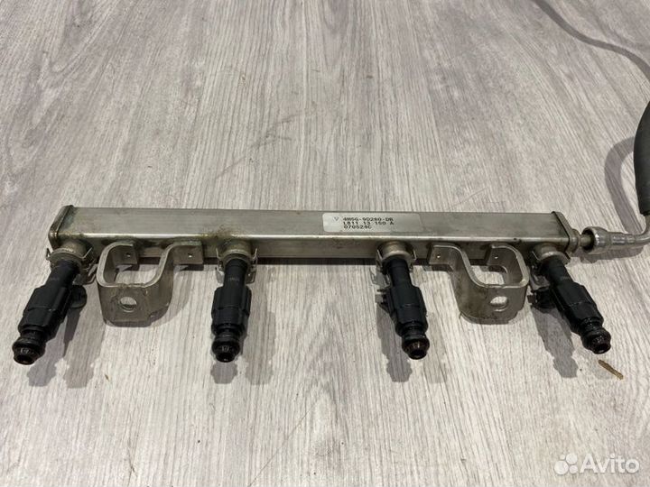 Рампа топливная с форсунками Ford Focus седан qqdb