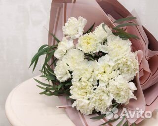 Букет из 15 белых гвоздик в стильной упаковке