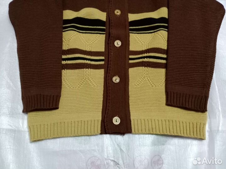 Свитер на пугвицах, фирменный. Итальянский