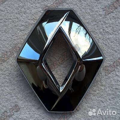 Решетка радиатора с эмблемой на Renault Logan 2014