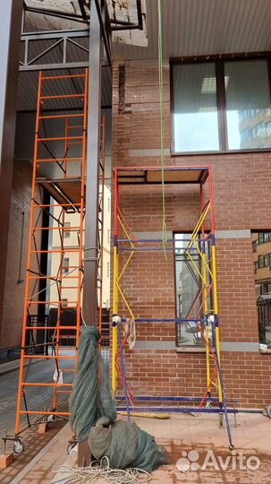Рабочие на ремонт фасада