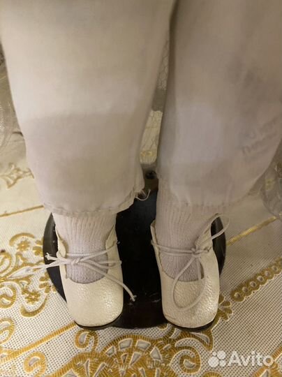 Кукла фарфоровая