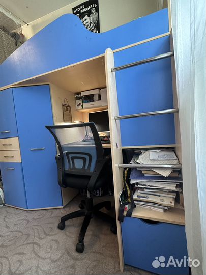 Детская кровать со столом и шкафом