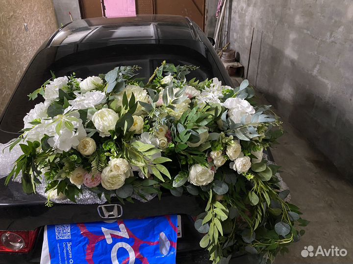 Композиция из искусственных цветов для декора