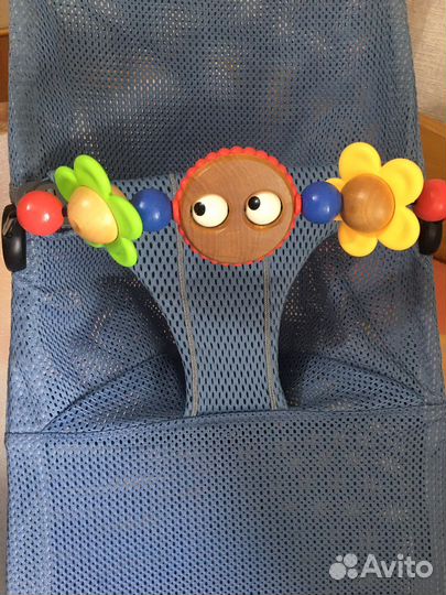Шезлонг Babybjorn (сетка) с игрушкой