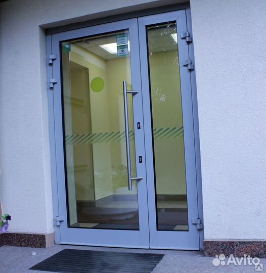 Алюминиевая дверь