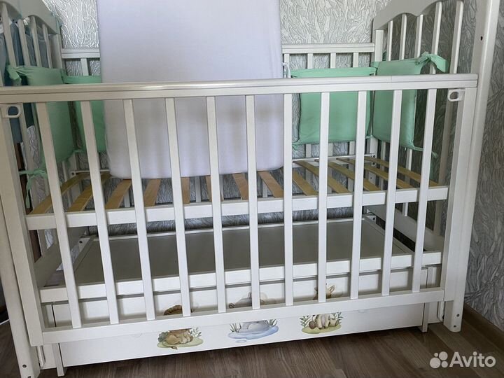 Детская кроватка с универсальным маятником