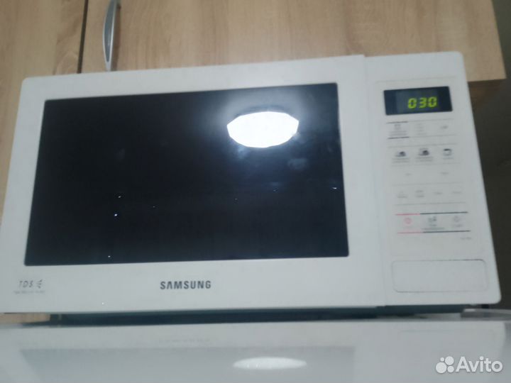 Рабочая свч- микроволновке печ