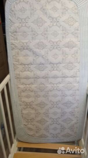 Детская кроватка с маятником