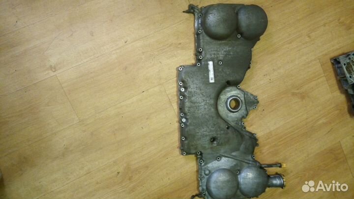 Крышка передняя двигателя Субару Трибека 3.6