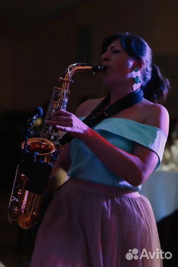 Саксофонист на праздник. Саксофон. Музыкант