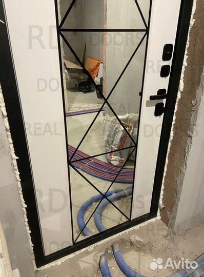 Стильная входная дверь с зеркалом