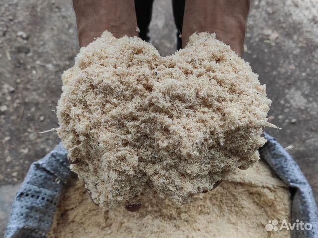 Сухие опилки в мешках