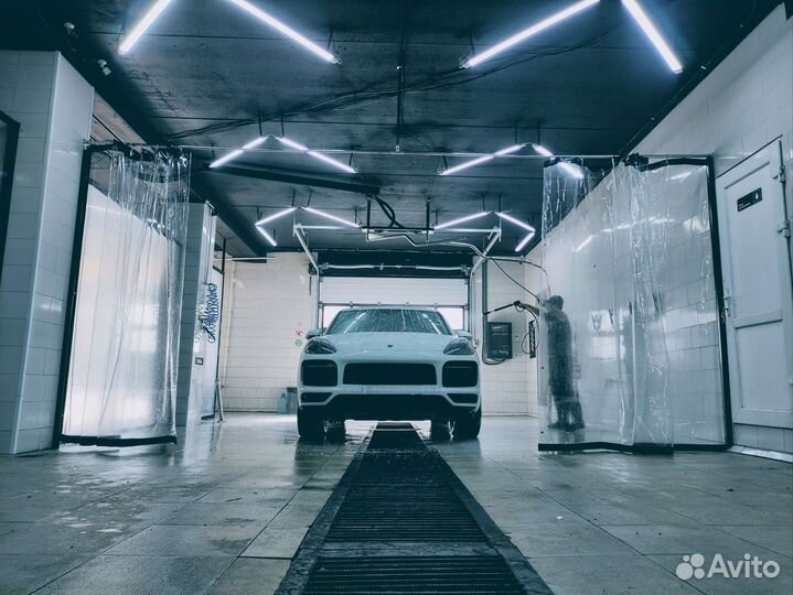 Сотрудник автомойки самообслуживания