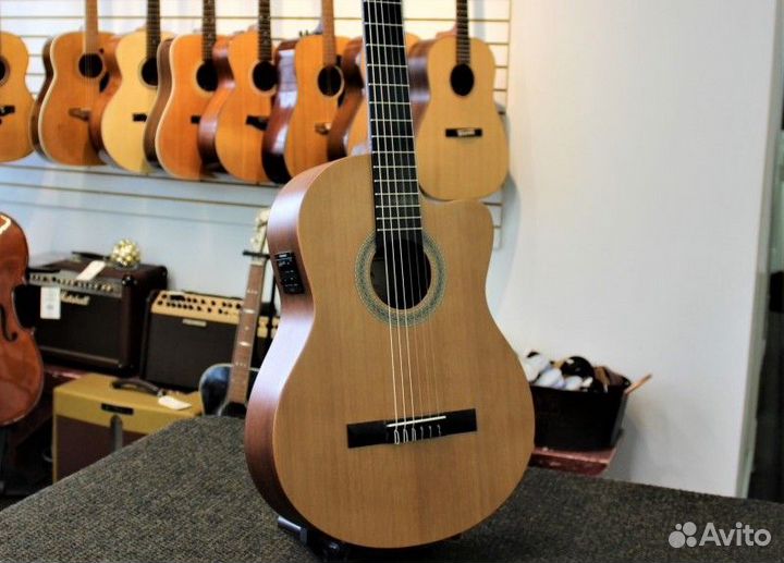 Классическая гитара со звукоснимателем Sigma + Акс