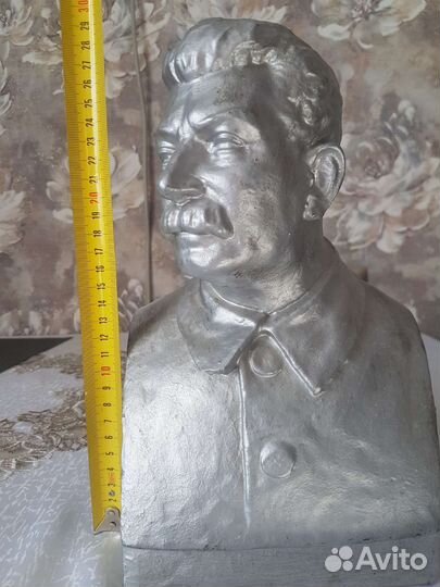 Бюст Сталина, полное собрание сочинений Сталина