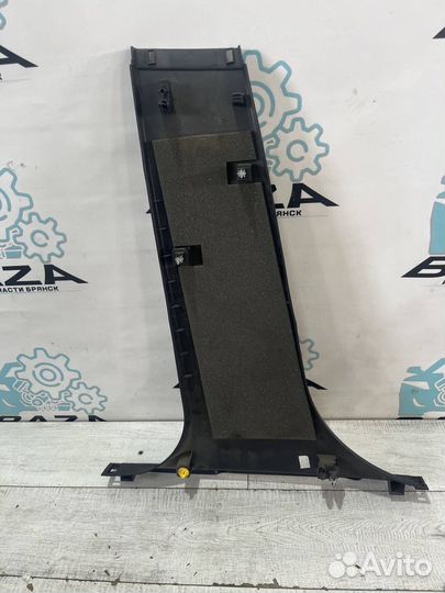 Обшивка средней правой стойки Ford Focus 3