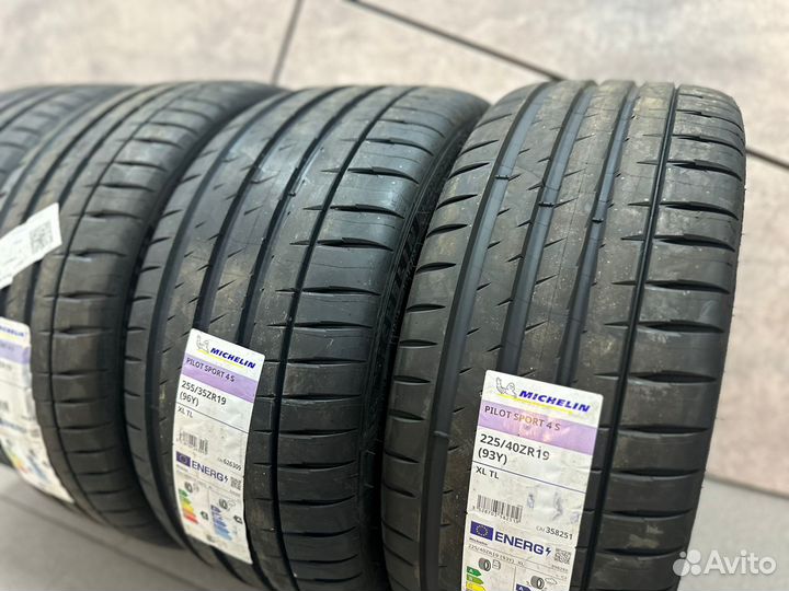 Michelin Pilot Sport 4 S 225/40 R19 и 255/35 R19 93Y