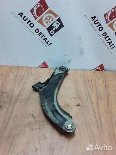 Nissan Note e11 Рычаг передний правый