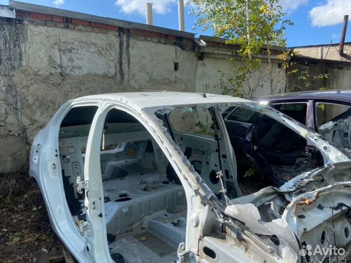 Крыша Renault Logan L8 H4M438 2018